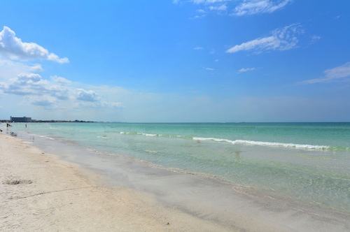 Siesta Cooler: Only Minutes Walk to Siesta Beach!