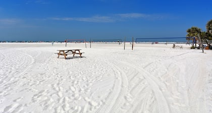 Siesta Cooler: Only Minutes Walk to Siesta Beach!