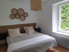 2 chambres, bureau, fer et planche Ă repasser, lit parapluie