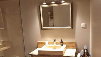 Douche, sèche-cheveux, papier toilette
