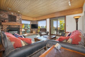 Televisión y chimenea 