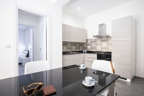 Kühlschrank, Ofen, Herdplatte, Kochgeschirr/Geschirr/Besteck