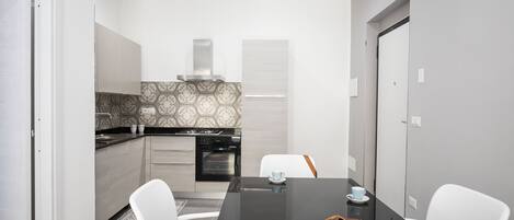 Kühlschrank, Ofen, Herdplatte, Kochgeschirr/Geschirr/Besteck