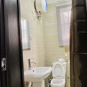 Ensemble douche/baignoire, sĂšche-cheveux, savon, papier toilette