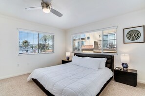 4 bedrooms, desk, iron/ironing board, travel cot - 🏝1 block from beach🏡4 bed/4 bath🏄🏽‍♂️FASTwifi🚴🏽‍♂️A/C🚘Garage📺SMART TVs⛵️ (San Diego)