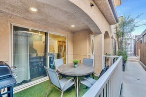 Outdoor dining - 🏝1 block from beach🏡4 bed/4 bath🏄🏽‍♂️FASTwifi🚴🏽‍♂️A/C🚘Garage📺SMART TVs⛵️ (San Diego)