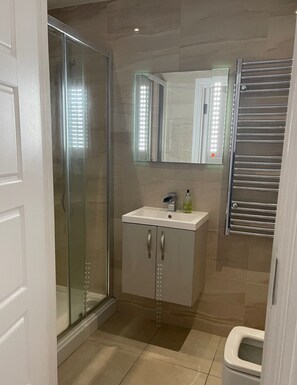 Apartment | Bathroom - Central Nottingham Gem - Luxurious 2-bed Apartment (Nottingham)