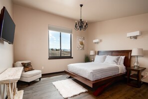 5 quartos, escrivaninha, ferros/tábuas de passar roupa, berço de viagem