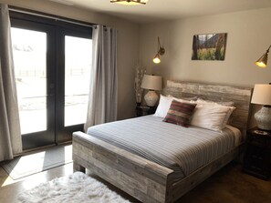 5 makuuhuonetta, työpöytä, silitysrauta/-lauta, vauvan matkasänky