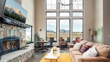 智能電視、壁爐、書籍