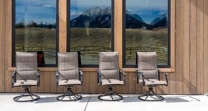 Perfect-Family Gatherings, Wedding Groups, 5 Private Suites, HotTub, Yellowstone