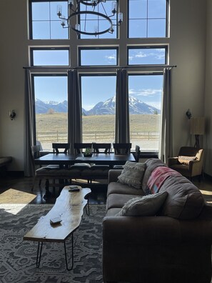 Älytelevisio, takka, kirjoja