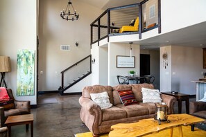 Älytelevisio, takka, kirjoja