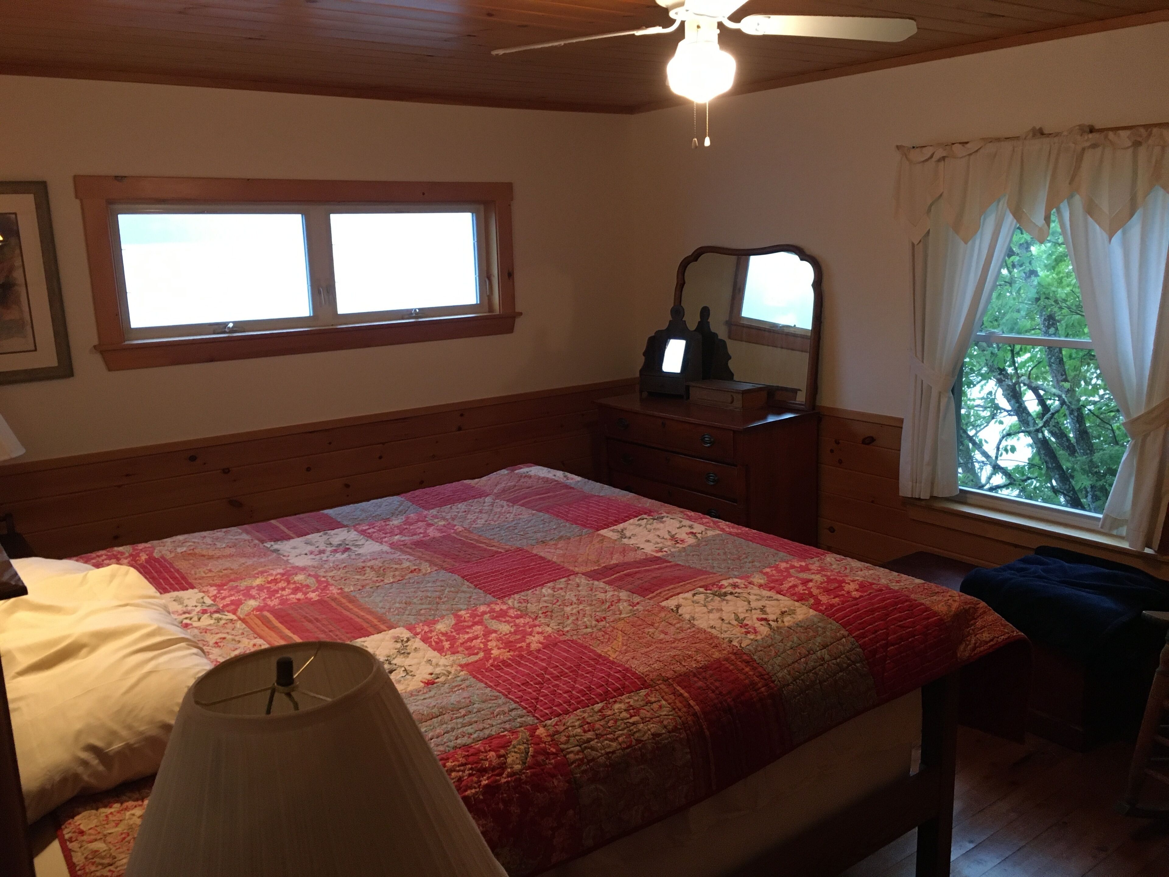 "The Willogap" Lakefront house with great mountain views