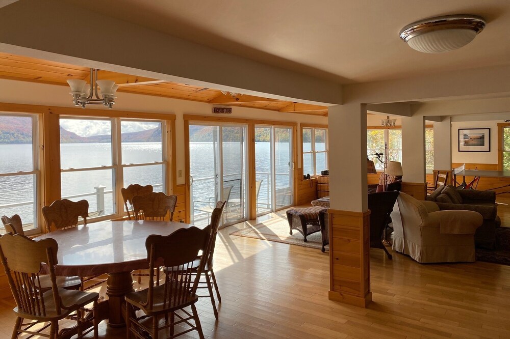 "The Willogap" Lakefront house with great mountain views