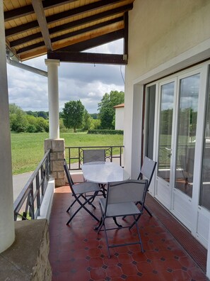 Outdoor dining - Renovated house in the center of Saint Vincent de Paul (Landes) (Saint-Vincent-de-Paul)