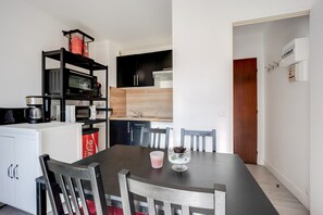 Réfrigérateur, micro-ondes, four, cafetière/bouilloire