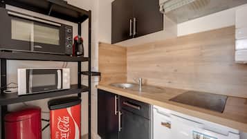 Een koelkast, een magnetron, een oven, een koffiezetapparaat/waterkoker