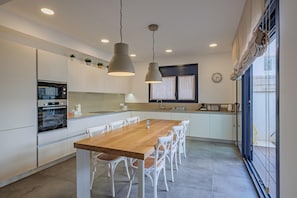 Frigorifero, microonde, forno, lavastoviglie