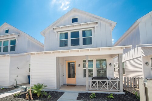 Seaglass Cottage! Community Pool & Downtown PA!