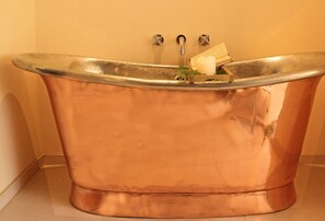 Badekar, hårtørrer, håndklæder