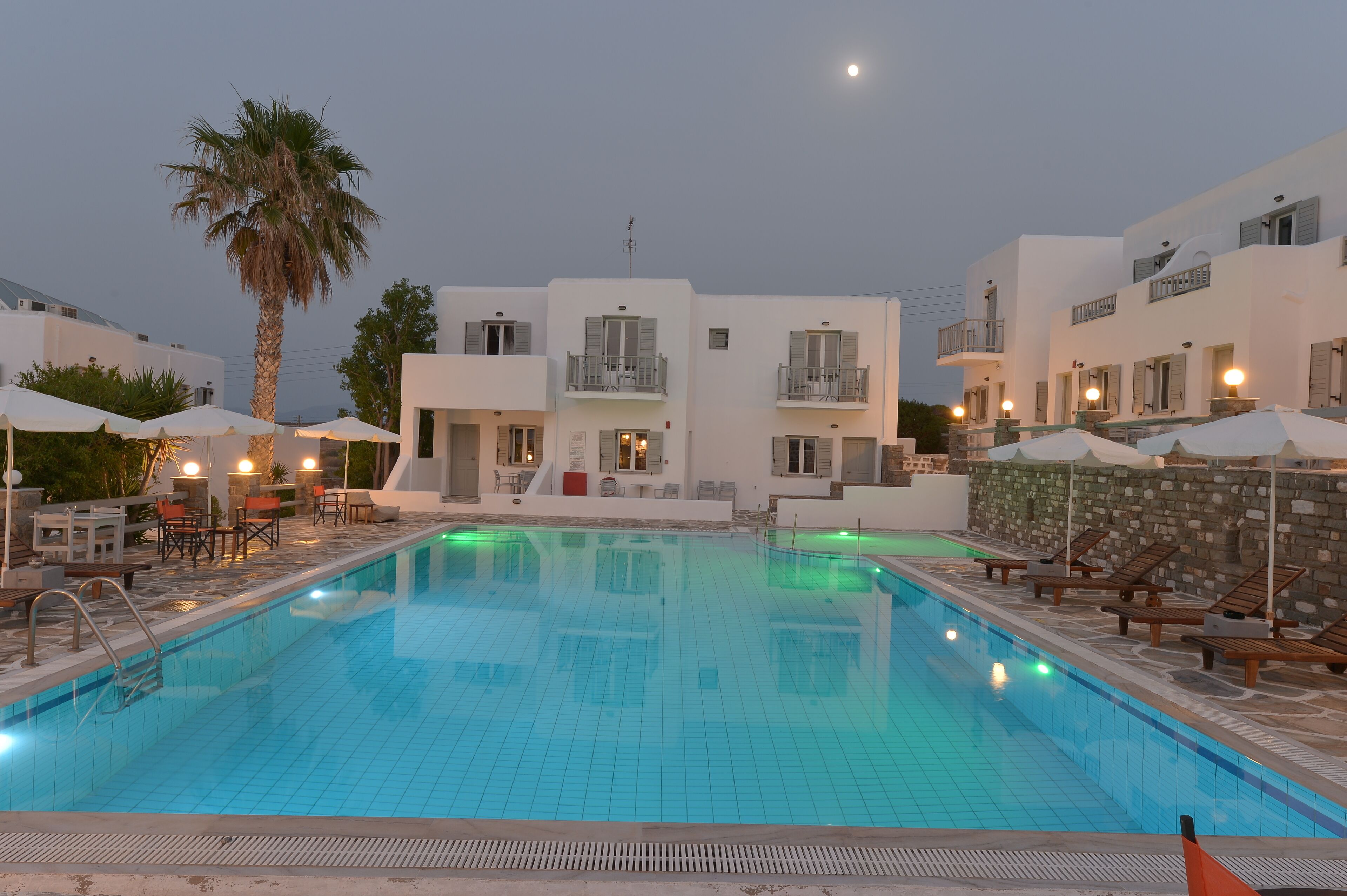 Sesongbasert utendørsbasseng, bassengparasoller og solsenger