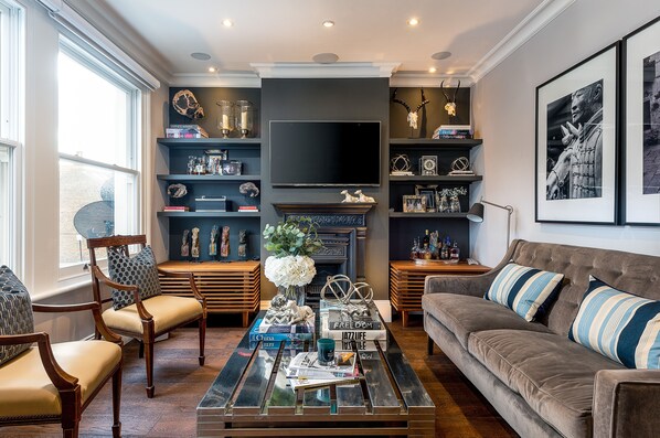 Exclusive House (2 Bedrooms) | Living room | 49-inch TV with cable channels, heated floors - Luxurious Wandsworth Home Close to Putney Heath by Underthedoormat (London)