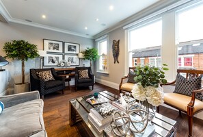 Casa exclusiva (2 Bedrooms) | Área de sala de estar | Televisión de 49 pulgadas con canales por cable y piso con calefacción