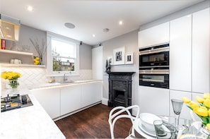 Exclusive House (2 Bedrooms) | Private kitchen | Fridge, microwave, oven, stovetop - Luxurious Wandsworth Home Close to Putney Heath by Underthedoormat (London)