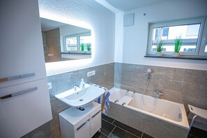 Badewanne, Haartrockner, Handtücher, Seife