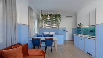 Studio Apartment with Balcony and View of the Acropolis | Minibar, una cassaforte in camera, una scrivania, insonorizzazione
