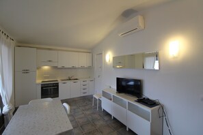 Kühlschrank, Ofen, Herdplatte, Kochgeschirr/Geschirr/Besteck