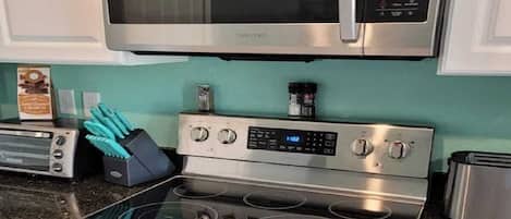 Geladeira, micro-ondas, fogão, cooktop