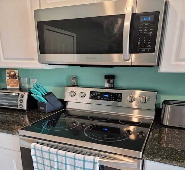 Refrigerador, microondas, horno y parrilla de estufa 