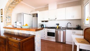 Fridge, oven, dishwasher, coffee/tea maker