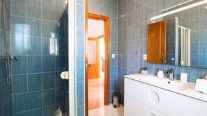 Douche, serviettes fournies