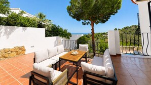A terrace with a table and chairs, a tree, and a view of the sea. - Beautifull villa with sea views in La Florida 4 p. (Denia)
