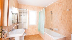 Baignoire, serviettes fournies