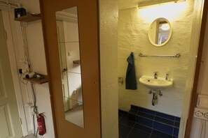 Een douche, een haardroger, handdoeken, zeep