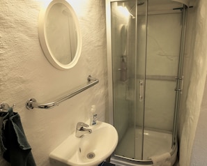 Douche, sĂšche-cheveux, serviettes fournies, savon