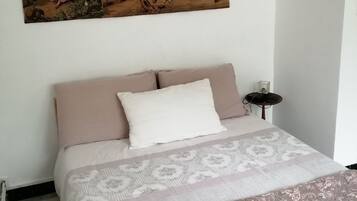 1 slaapkamer, een strijkplank/strijkijzer, reisbedje, gratis wifi