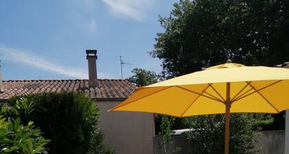 appartement dans une villa avec jardin , plages Ă 800m