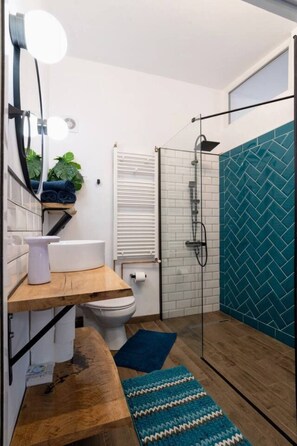 Appartement | Salle de bain | Douche, séchoir à cheveux, serviettes fournies, shampooing