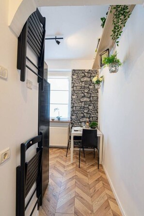 1 habitación, tabla de planchar con plancha, wifi gratis y ropa de cama