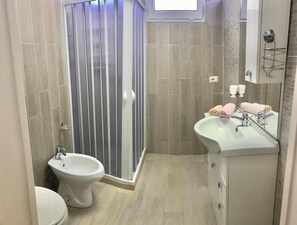 Shower, hair dryer, towels, soap - Dimora Raffaella (Torre Lapillo)