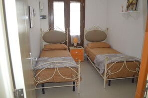 2 Schlafzimmer, Bügeleisen/Bügelbrett