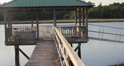 Bring the boat and water toys!Riverfront boatdock pool kayaks gamerm 6/5bd/bath