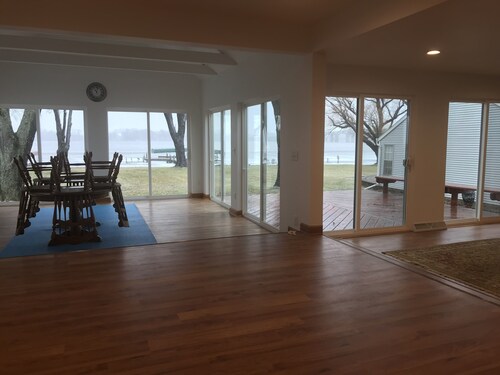 EAA Rental Available - Gorgeous Water Front Property - 25 min from EAA