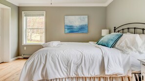 4 bedrooms, iron/ironing board, Internet, bed sheets