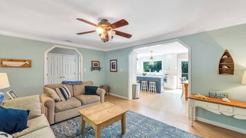 Smart TV, chimenea, mesa de ping pong, estéreo